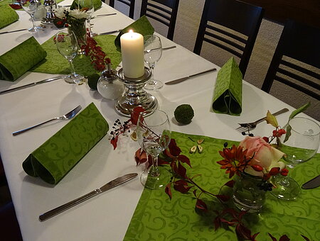 Nerreter Goldenes Lamm - festlicher Tisch grün weiß
