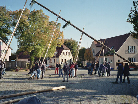 Beim Kirchweihbaum-Aufstellen