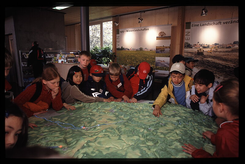 Kinder lassen sich an einem Modell des Fränkischen Seenland den Lebensraum Altmühlsee erklären