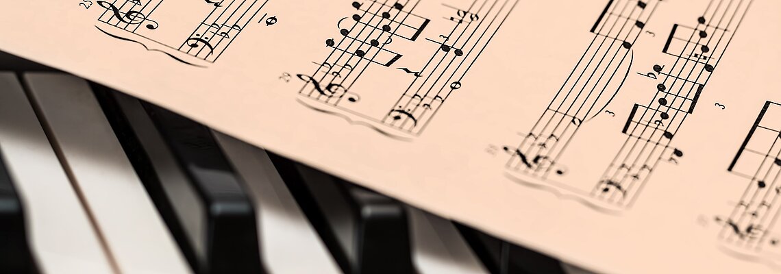 Piano mit Noten by Steve Buissinne - Pixabay