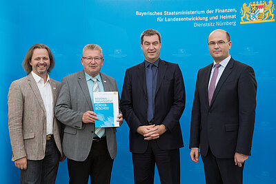 von links: Regionalmanager Andreas Scharrer, Landrat Gerhard Wägemann, Finanzminister Dr. Markus Söder, Staatssekretär Albert Füracker