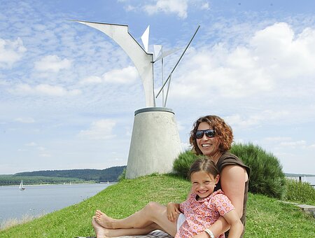 Ein Mutter und ihr Kind picknicken im Vordergrund des Phoenix in Ramsberg.
