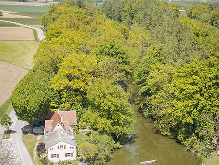 Karlsgraben mit Haus aus der Vogelperspektive im Hintergrund Blick auf Weißenburg