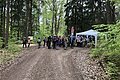 Wandernde sammeln sich an einer Verpflegungsstation im Wald.