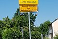 Das Ortsschild der Gemeinde Göppersdorf wurde mit einem gelben Schild mit der Aufschrift Arriba Göppersdorf überdeckt.