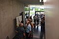 Im Foyer des Kunststoffcampus Bayern in Weißenburg sind viele Besucherinnen und Besucher die Radwegeplanungen auf Stellwänden diskutieren.