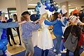 Unter dem Motto "alles blau" kleiden sich alle Besucher in blau und führen eine Polonaise durch das Landratsamt.