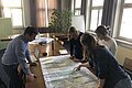 Über eine Karte gebeugt wird über die Radwegeplanungen im Stadtgebiet Treuchtlingen besprochen.
