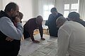 Mit den Verantwortlichen der Stadt Gunzenhausen werden auf Karten die geplanten Radverbindungen besprochen.