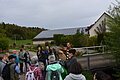 Ein Wanderführer erzählt einer Gruppe interessante Informationen zu der heutigen Wanderung.