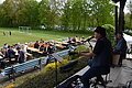 Musiker spielt auf einer Veranstaltung für die Besuchenden, die sich nach einer Wanderung stärken.