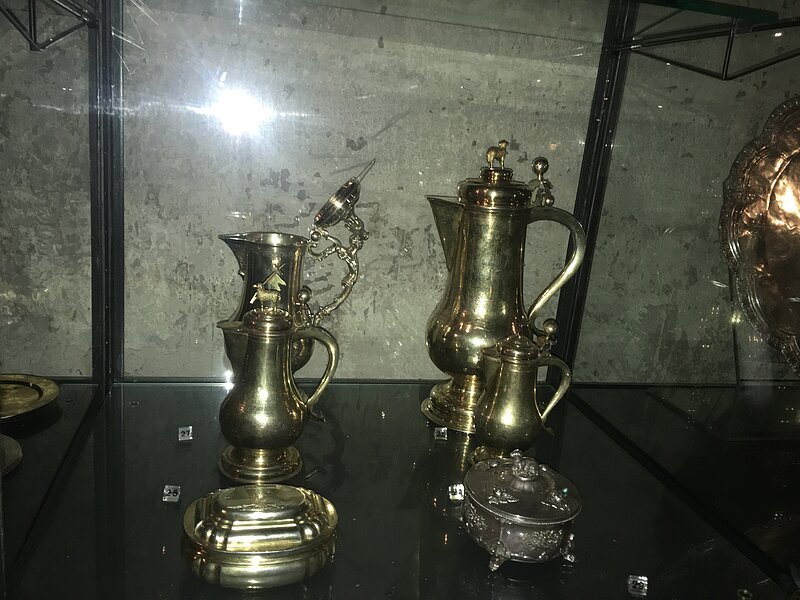Kelche als Ausstellungsstücke in der Andreaskirche Weißenburg.