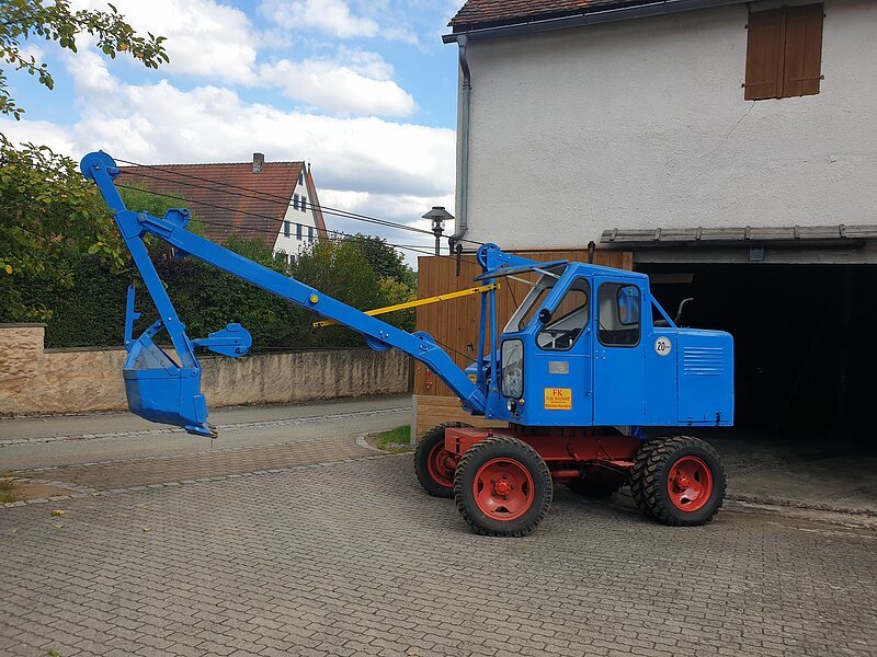 Ein blauer Bagger als Ausstellungsstück im Museum Mackenmühle.
