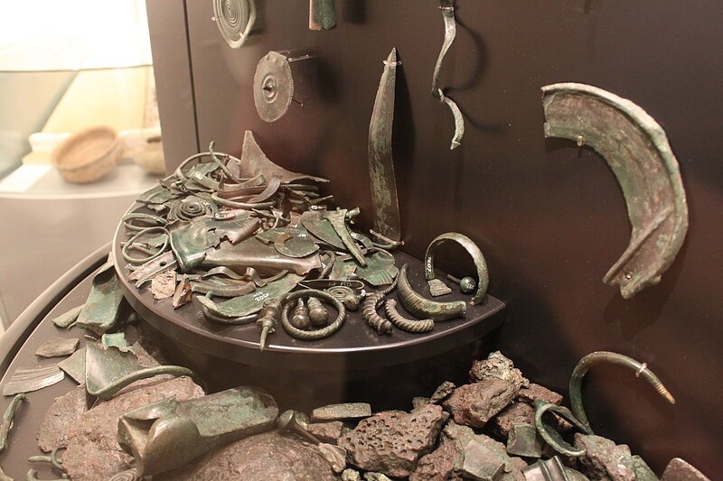 Ausstellungstücke und alte Werkzeuge im Archäologischen Museum Gunzenhausen.