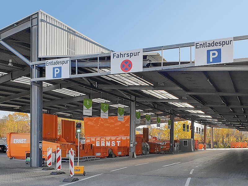 Kommunale Abfallwirtschaft Recyclinghof Gunzenhausen Einfahrt Halle zu den Containern und Wertstoffannahme