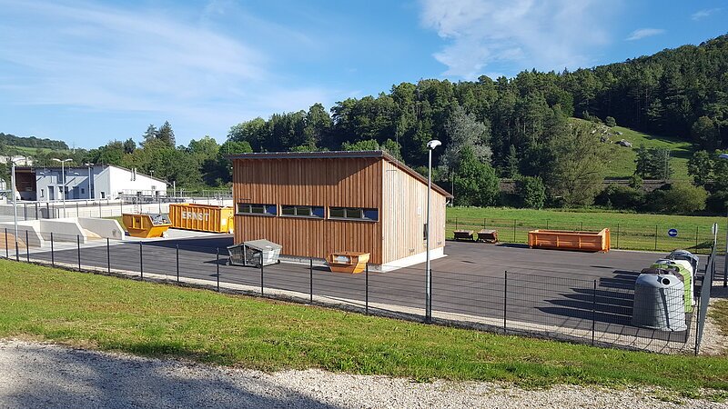 Wertstoffhof in Solnhofen mit Wertstoffhalle und Containern