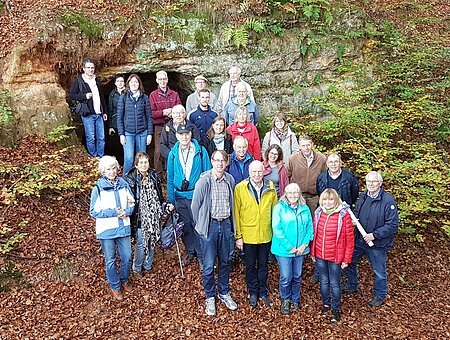 Ein Gruppenfoto vor einem Keller im Wald der Teilnehmenden.