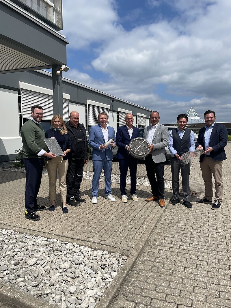 Unternehmensbesuch - GDW Rhodius KMS GmbH Landrat Manuel Westphal mit den Vertretern von GDW Rhodius KMS GmbH vor der Produktionshalle im Gewerbegebiet in Weißenburg
