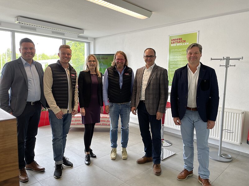 Unternehmensbesuch - Verpa Gunzenhausen GmbH Landrat Manuel Westphal mit den Vertretern von Verpa bei der Betriebsbesichtigung im Werk in Gunzenhausen