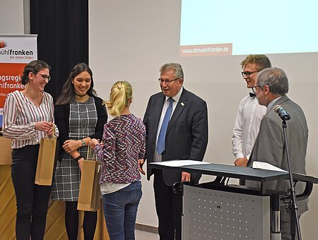 Das Bild zeigt eine Gesprächsrunde mit Geschenkeübergabe im Rahmen des 5-jährigen Jubiläums der Bildungsregion altmühlfranken im Dezember 2018.