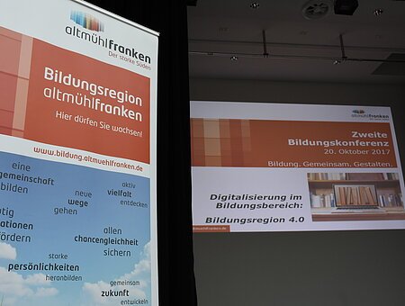 Das Bild zeigt einen Roll-Up sowie eine Begrüßungsgrafik im Rahmen der Bildungskonferenz der Bildungsregion altmühlfranken im Oktober 2017.