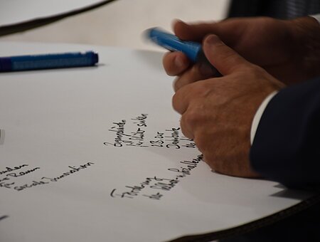 Das Bild zeigt die Dokumentation eines Tischgespräches im Rahmen der Bildungskonferenz der Bildungsregion altmühlfranken im Oktober 2017.
