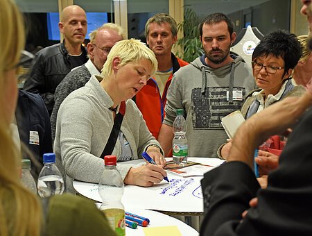 Das Bild zeigt ein Tischgespräch im Rahmen der Bildungskonferenz der Bildungsregion altmühlfranken im Oktober 2017.