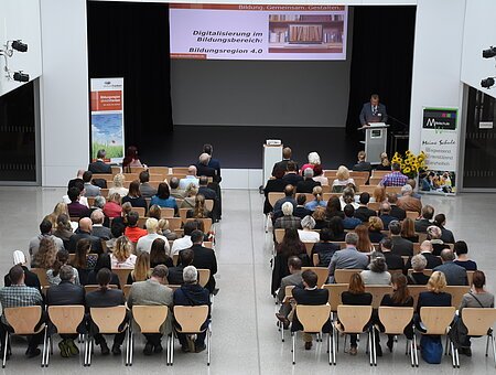 Das Bild zeigt einen Vortrag und das Plenum im Rahmen der Bildungskonferenz der Bildungsregion altmühlfranken im Oktober 2017.