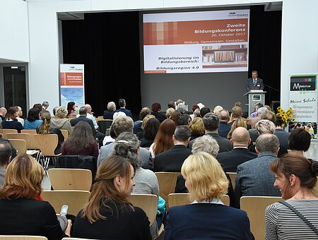 Das Bild zeigt einen Vortrag und das Plenum im Rahmen der Bildungskonferenz der Bildungsregion altmühlfranken im Oktober 2017.