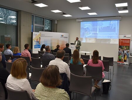 Zu sehen ist das Plenum auf der Infoveranstaltung des Familienpaktes Bayern hält.