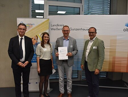 Zu sehen ist ein Unternehmen, dass die Mitgliedsurkunde des Familienpaktes Bayern erhalten hat.