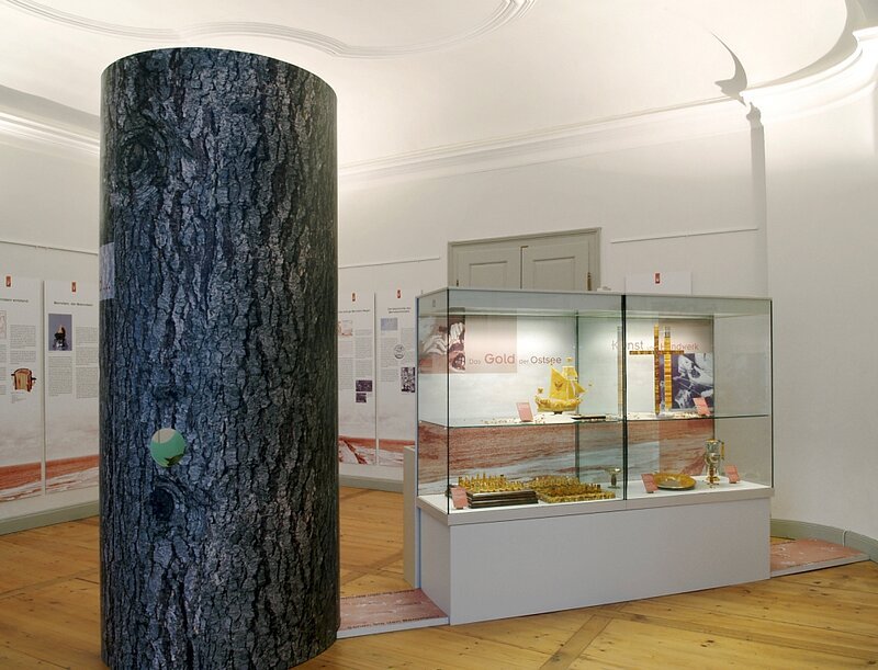 Ausstellung von Schiffen, Truhen und Figuren aus dem Material Bernstein.