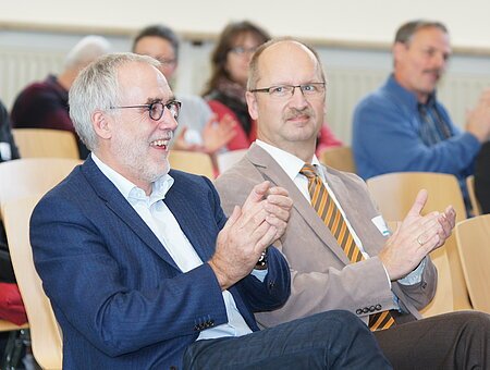 Zu sehen ist das Plenum der Bildungskonferenz.