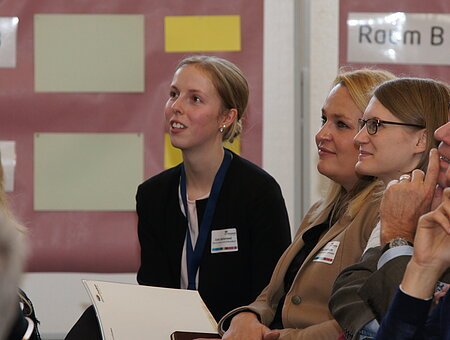 Zu sehen ist das Plenum der Bildungskonferenz.