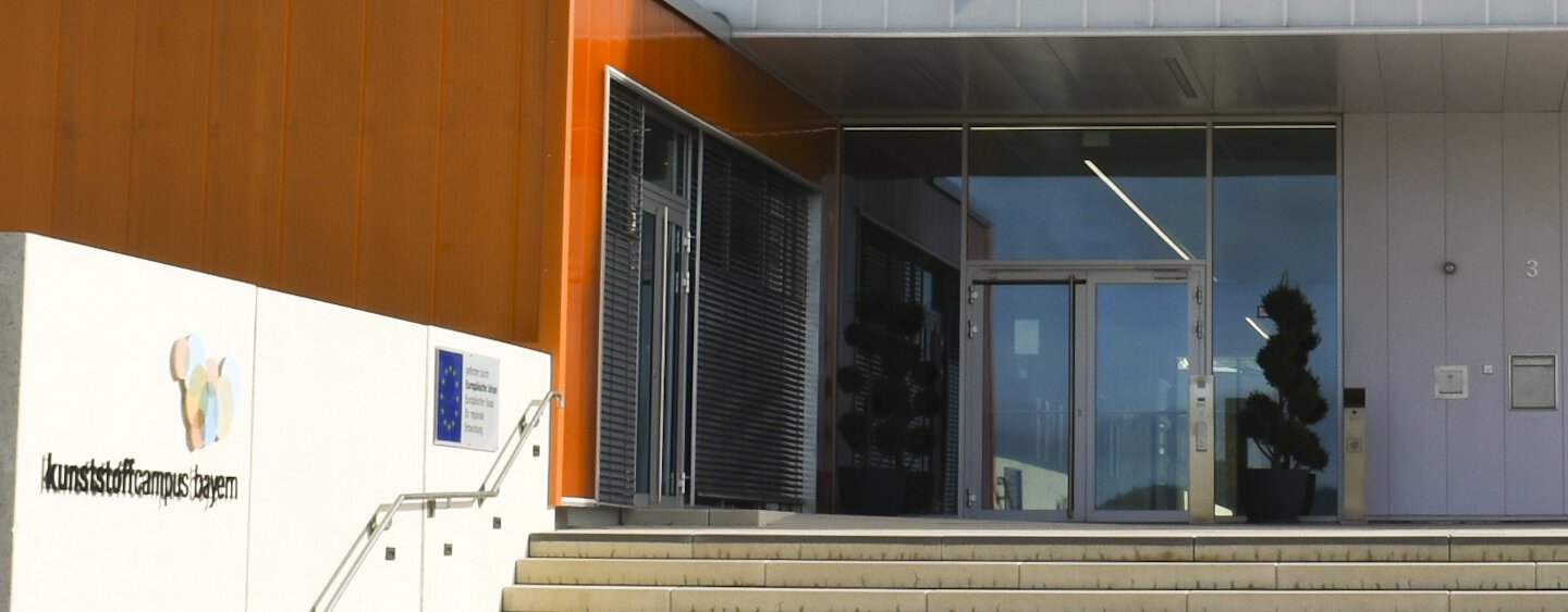 Frontansicht des kunstoffcampus bayern.