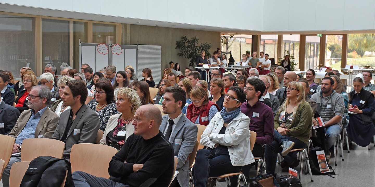 Das Bild zeigt das Plenum im Rahmen der Bildungskonferenz der Bildungsregion altmühlfranken im Oktober 2017.