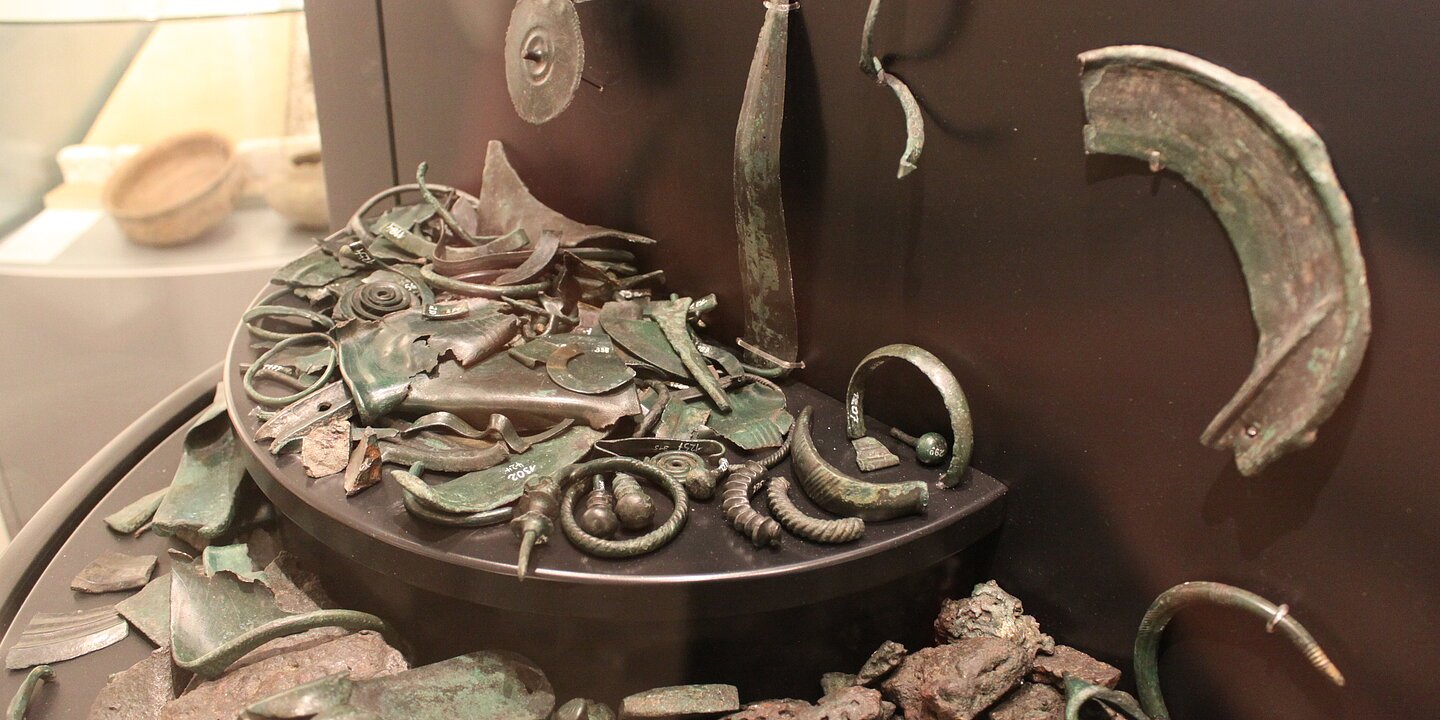 Ausstellungstücke und alte Werkzeuge im Archäologischen Museum Gunzenhausen.