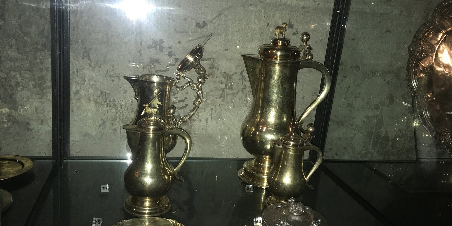 Kelche als Ausstellungsstücke in der Andreaskirche Weißenburg.