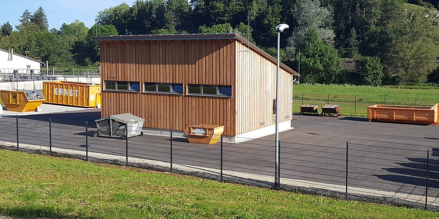 Wertstoffhof in Solnhofen mit Wertstoffhalle und Containern
