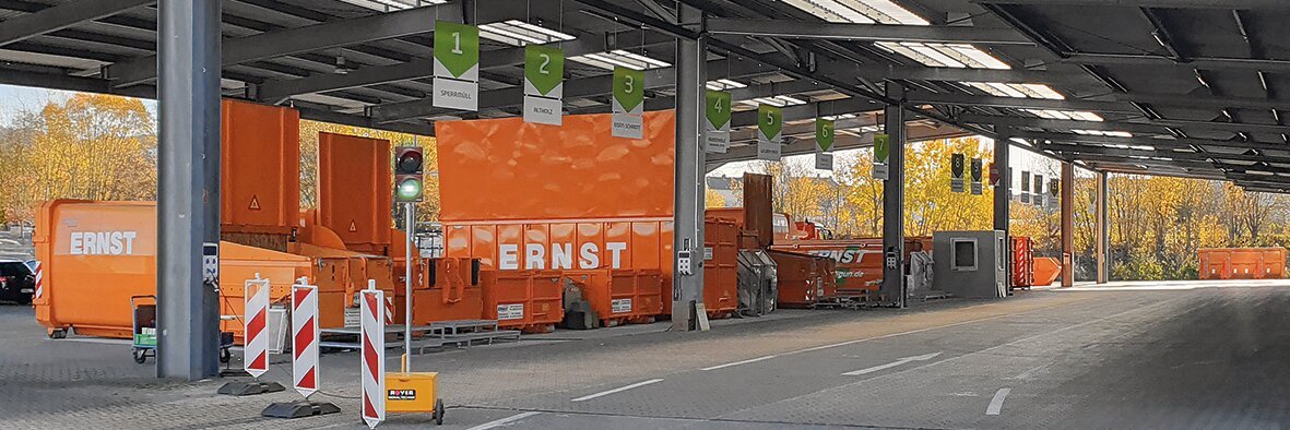Recyclinghof Gunzenhausen Einfahrt Halle zu den Containern und Wertstoffannahme