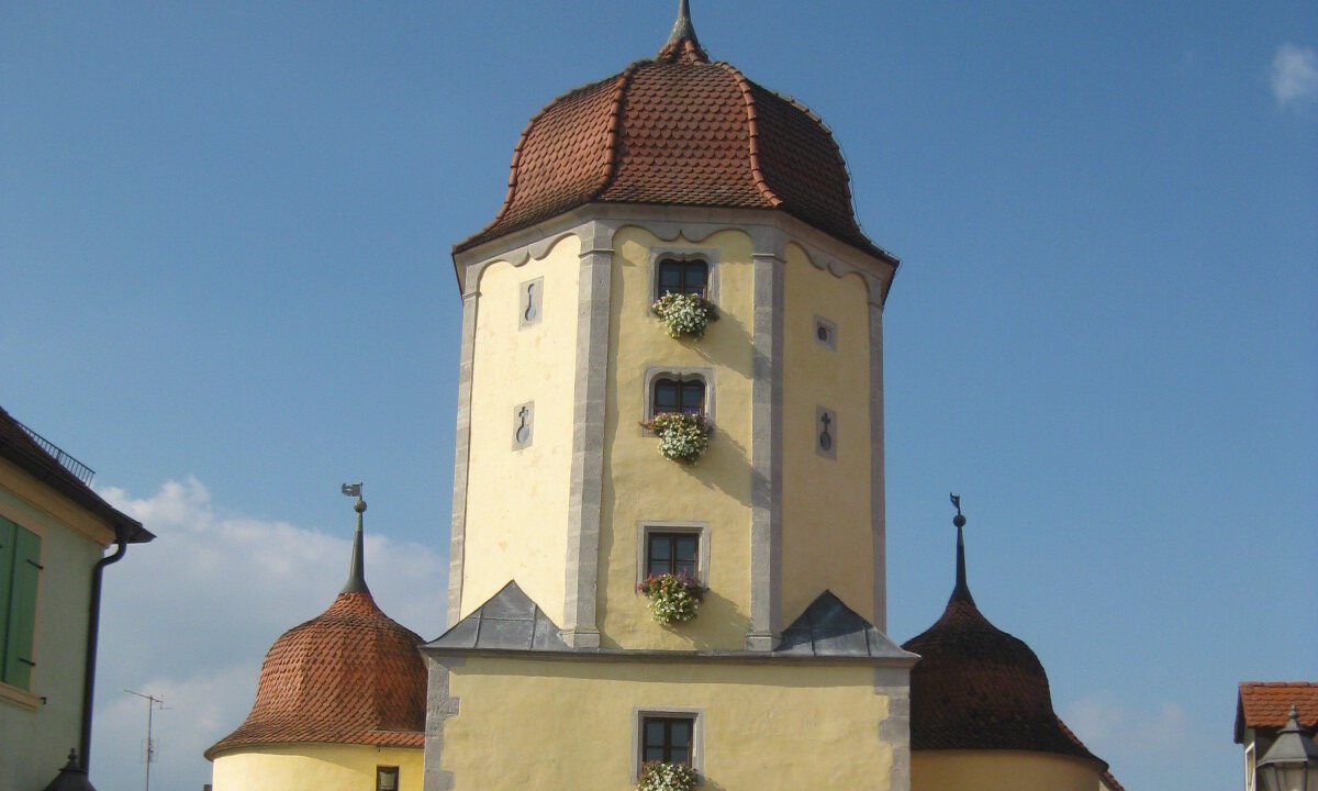 Das Pleinfelder Tor als Außenansicht welches das Spielzeug und Puppenmuseum beheimatet.