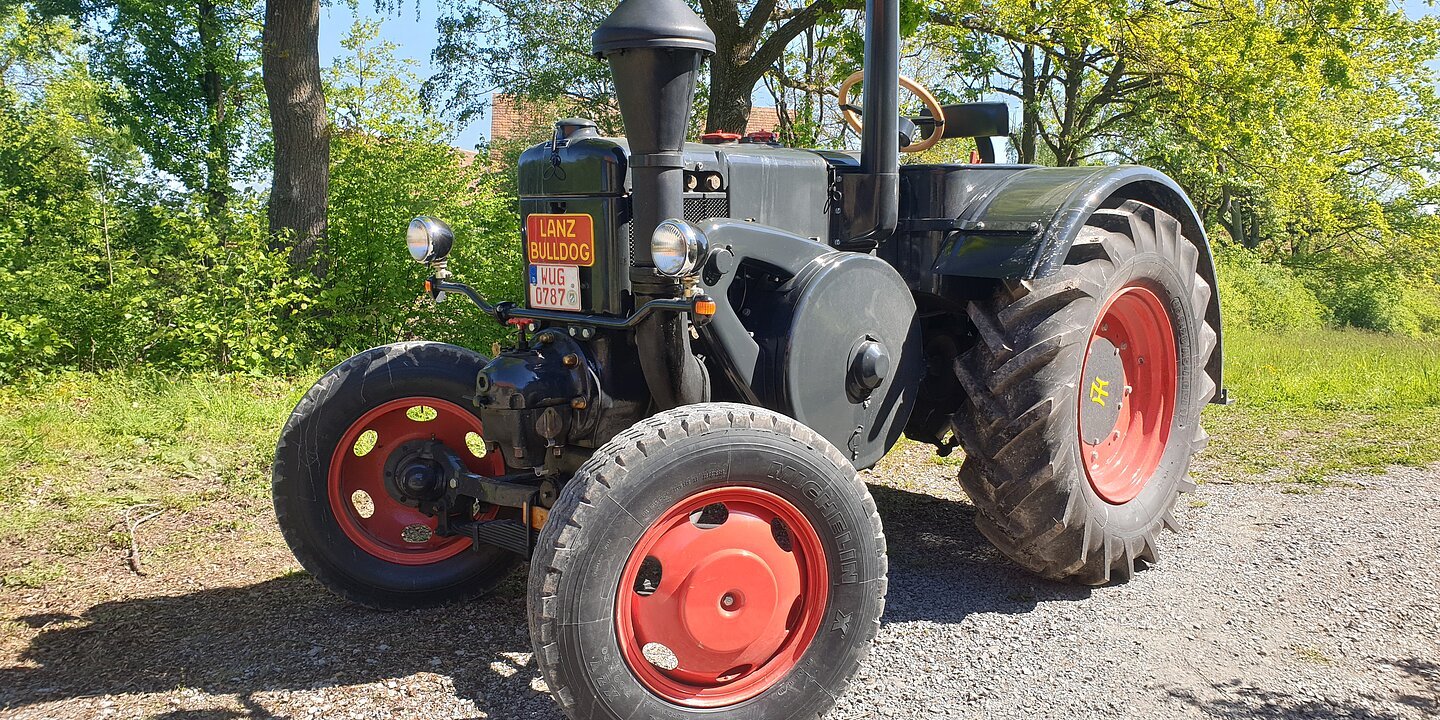 Ein alter Bulldog als Ausstellungsstück im Museum Mackenmühle.