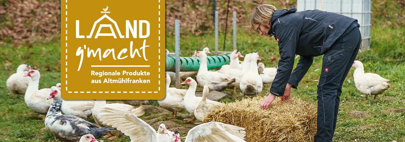 Eine Frau bückt sich zu einem Strohballen, daneben laufen Enten, im linken Bild das Logo der Kampagne "Landg´macht".