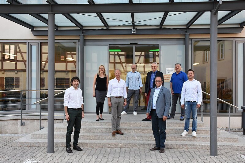 UNNA Initiatoren Die Initiatoren der Unternehmensinitiative Nachhaltigkeit Altmühlfranken steht gemeinsam mit Landrat Manuel Westphal vor dem Landratsamt.