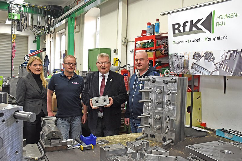 Unternehmensbesuch - RfK-Formenbau GmbH Landrat Gerhard Wägemann mit den Vertretern der RfK-Formenbau GmbH bei der Betriebsbesichtigung