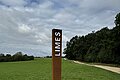 Eine Limes-Stele aus Corten-Stahl, die in der Landschaft den Limesverlauf markiert.
