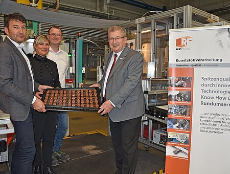 Landrat Gerhard Wägemann mit den Vertretern der RF Plast GmbH bei der Präsentation von Produkten während der Betriebsbesichtigung in der Produktionshalle des Unternehmens