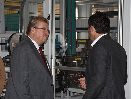 Landrat Gerhard Wägemann mit einem Vertreter der RF Plast GmbH während der 
Produktionsbesichtigung