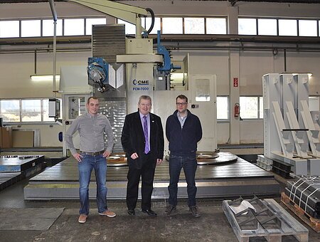 Landrat Gerhard Wägemann mit den Vertretern der Leiritz Maschinenbau GmbH bei der Betriebsbesichtigung in der Produktionshalle
