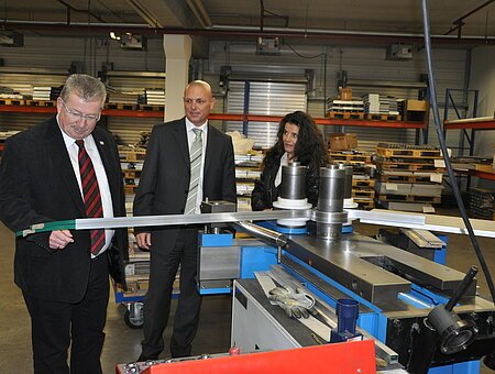 Landrat Gerhard Wägemann mit Geschäftsführer Christian Krause und seiner Frau Jasna von der Aluminium Technik Weißenburg GmbH bei der Betriebsbesichtigung in der Produktionshalle